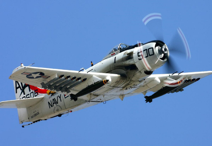 Tổng cộng, suốt kể từ khi ra đời tới năm 1960, đã có hơn 3.100 chiếc A-1 Skyraider được sản xuất. Trong đó, phía Mỹ ghi nhận khoảng 200 chiếc A-1 Skyrider đã từng bị rơi tại Chiến trường Việt Nam do nhiều lý do, bao gồm cả lý do kỹ thuật. Nguồn ảnh: Flickr.