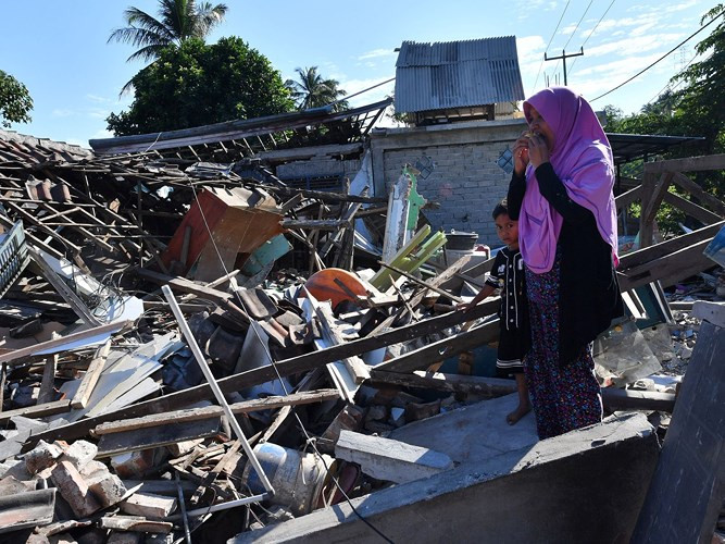 Người dân Indonesia vẫn còn bàng hoàng trước cảnh tượng tan hoang, đổ nát sau trận động đất kinh hoàng.
