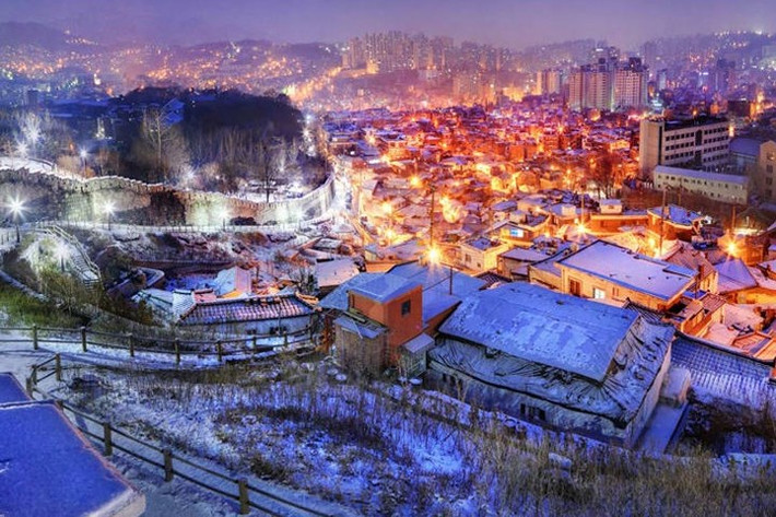 Đoạn tường thành bằng đá, dài 18,2km, được xây ở Seoul dưới triều đại Triều Tiên (Joseon) để bảo vệ thành phố này.