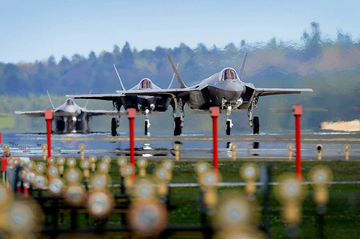 Ngoài ra, NDAA 2019 còn phân bổ 7,6 tỉ USD để mua 77 chiếc F-35 dòng chiến đấu cơ tàng hình mới nhất của Mỹ đồng thời cũng đánh dấu việc Lầu Năm Góc chấp nhập đưa F-35 vào trang bị hàng loạt. Nguồn ảnh: Quân đội Mỹ.