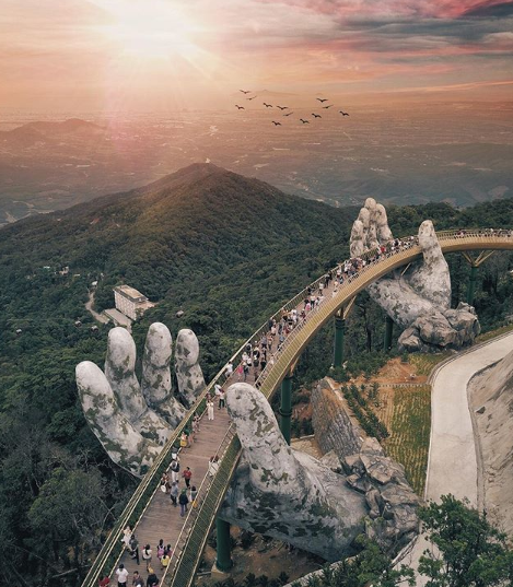 Hôm 25/7, tạp chí kiến trúc Archdaily (Mỹ) nổi tiếng đăng một loạt hình ảnh về Cầu Vàng, miêu tả đây là một thiết kế táo bạo ở Việt Nam. Hãng tin Reuters (Anh) lại ví công trình này trông giống "đôi bàn tay khổng lồ của các vị thần, kéo một sợi vàng ra từ lòng đất". Ảnh: Instagram /@alp_tugray.