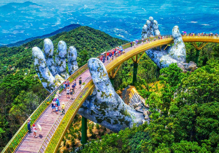 Không chỉ báo chí, cư dân mạng khắp thế giới cũng bày tỏ sự thích thú đối với cây cầu độc đáo này. Không ít người dùng Instagram, Twitter hay Facebook đã check-in và chia sẻ ảnh Cầu Vàng. Ảnh: Dailynation.
