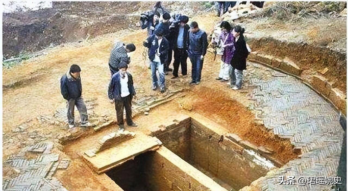 Nhờ một người dân địa phương, nhóm chuyên gia tìm lại được tấm bia này dưới nền nhà của gia đình họ Tiền. Người này từng thấy tấm đá lớn nằm dưới lòng đất khi xây dựng chuồng gà.