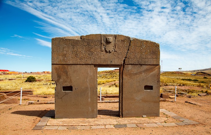 1. Cổng Mặt trời, Bolivia: Nằm ở Tiwanaku, một thành phố cổ ở Bolivia, Cổng Mặt trời là một địa điểm bí ẩn với những hình chạm khắc không ai hiểu rõ ý nghĩa của chúng. Có người cho rằng chúng có liên quan đến chiêm tinh hoặc thiên văn học.