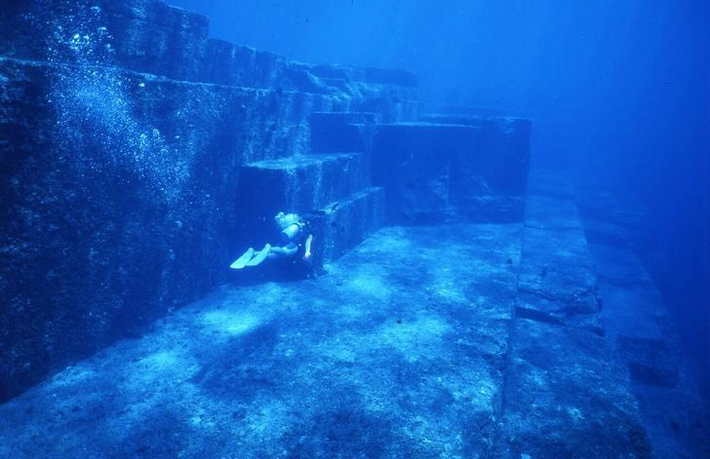 2. Thành phố dưới nước Yonaguni, Nhật Bản: Thành phố cổ này được phát hiện dưới đáy biển Thái Bình Dương, nhưng không ai biết cách thành phố này được hình thành. Một số cho rằng nó chìm dưới nước khoảng 10.000 năm trước, khi con người vẫn sống chui rúc trong hang động.