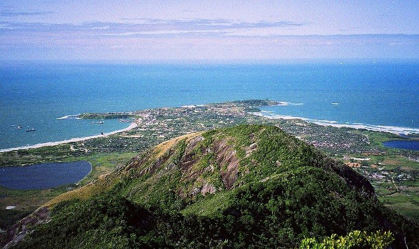 Với tổng diện tích 588.000 km2, thiên đường du lịch này là đảo lớn thứ 4 thế giới sau Greenland, New Guinea và Borneo.