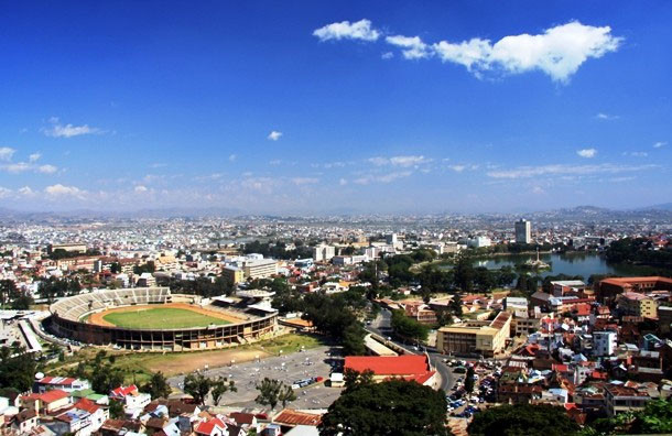 Antananarivo là thủ đô và là thành phố lớn nhất ở Madagascar với 1,6 triệu dân.
