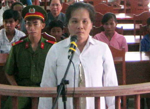 5. Tù 5 năm do giăng bẫy chuột bằng điện làm chết người: Ngày 9/4/2016, phát hiện lúa bị chuột cắn phá chị Đoàn Thị Mãi (48 tuổi quê Cà Mau, tạm trú tại ấp Long Thành, xã Tân Long) đã kéo dây chì ra đồng để bẫy chuột bằng điện. Hậu quả, tối ngày hôm sau (10/4/2016), hàng xóm Nguyễn Văn Bình (32 tuổi) trong lúc đi soi cá đã vướng dây chì nên bị điện giật tử vong. Ngày 13/9/2016, TAND tỉnh Sóc Trăng xét xử lưu động tại xã Tân Long (thị xã Ngã Năm) và tuyên Đoàn Thị Mãi 5 năm tù vì tội Giết người. (Ảnh: Giadinh.net)