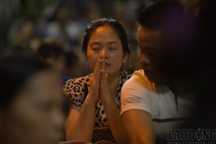 Chắp tay niệm Phật, thành kính hướng về cõi tâm linh.