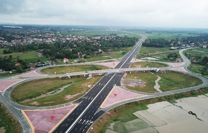 Dự án đường ven sông giai đoạn một (Từ nút giao Đầm Nhà Mạc đến đường tỉnh 338) được triển khai từ tháng 6/2021, dự kiến hoàn thành vào cuối năm 2023. Dự án có tổng mức đầu tư sau khi điều chỉnh hơn 2.100 tỷ đồng từ nguồn ngân sách tỉnh Quảng Ninh. Ảnh: Đường cao tốc Hạ Long - Hải Phòng.