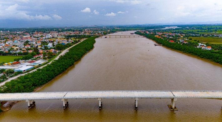 Nguyên nhân dẫn đến việc chậm tiến độ so với dự kiến được xác định là do thiếu mặt bằng, thiếu nguồn nguyên liệu đất, cát đắp nền. Bên cạnh đó, giá vật liệu có nhiều biến động so với thời điểm ký kết hợp đồng nên tài chính của nhà thầu bị ảnh hưởng nghiêm trọng…