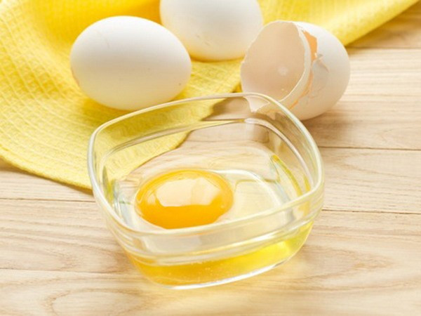 3. Lòng trắng trứng gà: Trong lòng trắng trứng có chứa nhiều thành phần protein, collagen, vitamin A và vitamin B có tác dụng chống oxy hóa, làm chậm quá trình lão hóa da, đồng thời cải thiện màu da do bị thâm bị mụn. Vì vậy rất được ưa chuộng để sử dụng làm mặt nạ dưỡng da trị mụn thâm.