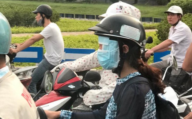 Quyết tâm không để hở chỗ nào trên khuôn mặt nên một cái khẩu trang là không đủ.