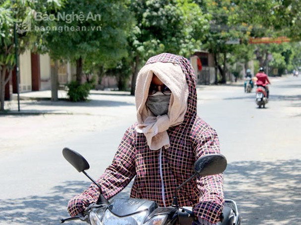 Phong cách bà ngoại đi chợ, phải cuốn thêm một lớp khăn nữa mới đảm bảo nắng không đến mặt.