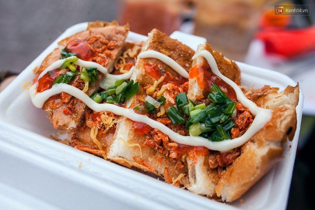 Và cuối cùng là món bánh mì nướng muối ớt đốn tim biết bao tín đồ ẩm thực.