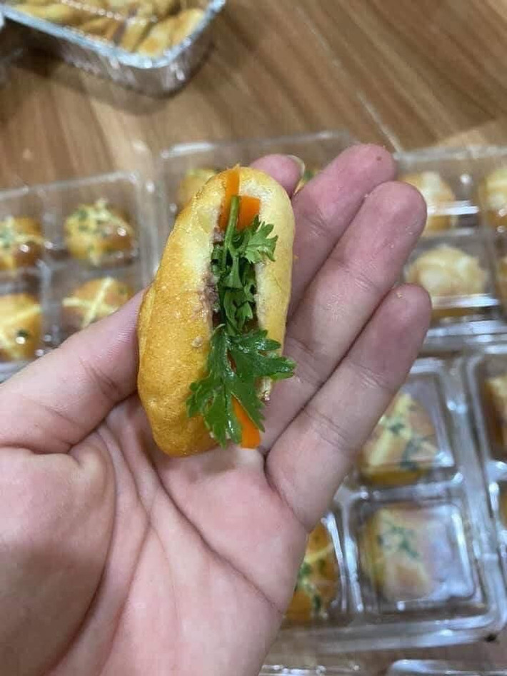 Thậm chí chúng còn được kẹp pate, rau ớt như những chiếc bánh mì truyền thống trông vô cùng bắt mắt.