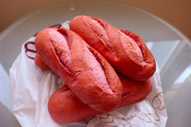 Hương vị thơm ngon và màu sắc cưng "rụng tim" đã khiến bánh mì thanh long cháy hàng nhanh chóng, đến mức chủ cửa hàng đề yêu cầu mỗi khách hàng chỉ được mua 5 cái.