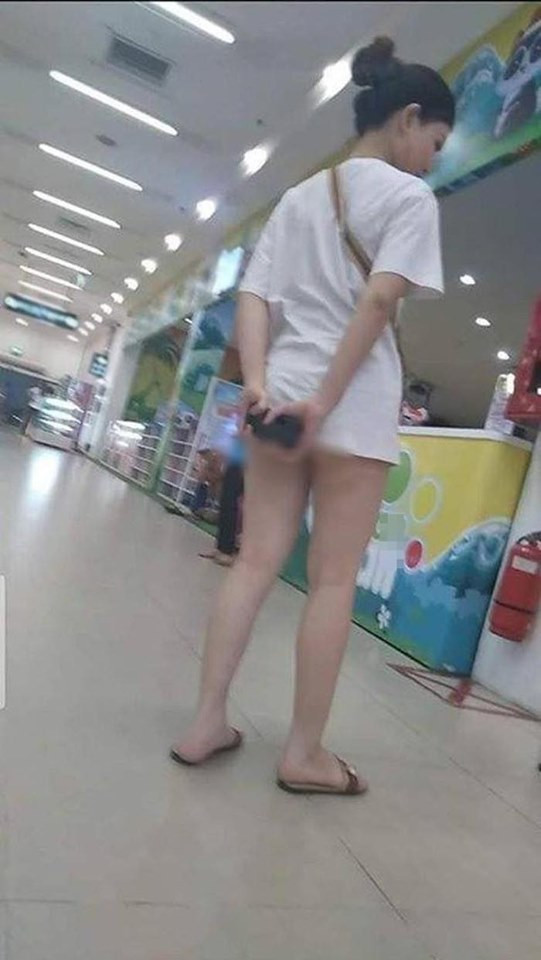 Mốt áo dấu quần là trang phục được chị em yêu thích nhất trong mùa hè bởi sự thoải mái, tiện dụng, và khoe được đôi chân thon dài. Tuy nhiên, nếu không cẩn thận, chúng có thể phản chủ và khiến những người xung quanh ngượng chín mặt.