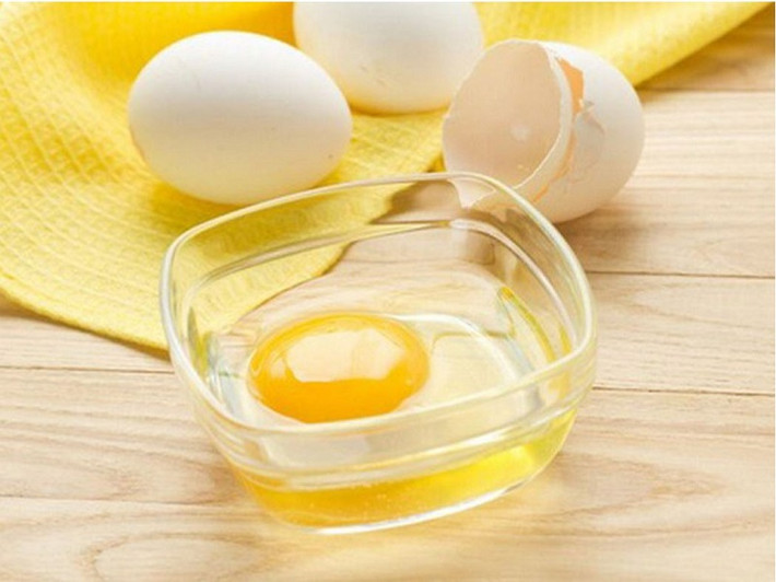 Tách trứng gà lấy nguyên lòng trắng, trộn với 1 thìa mật ong, 1/2 thìa nước chanh nguyên chất. Xoa nhẹ hỗn hợp lên vùng da bị mụn, để yên khoảng 15 phút sau đó rửa lại bằng nước sạch. Thực hiện 2-3 lần 1 tuần để đạt hiệu quả.