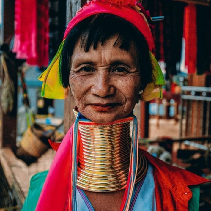 Đeo vòng cổ của bộ lạc Kayan ở Myanmar: Những chiếc vòng cổ bằng đồng có thể nặng tới 10 kg lần lượt được đeo lên cổ các cô gái từ bé đến lúc trưởng thành. Mỗi năm trôi qua, số lượng vòng cũng tăng lên. Theo quan niệm truyền thống, phụ nữ Kayan sở hữu càng nhiều vòng cổ, càng thể hiện nét cao quý và sự giàu có của gia đình. Ảnh: Instamandalay.