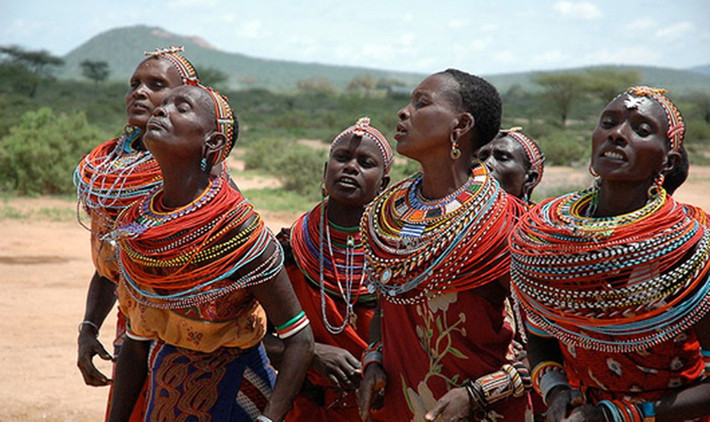 Chào hỏi bằng cách nhổ nước bọt ở Kenya: Tại nhiều nước, hành động nhổ nước bọt được xem là thô lỗ, thiếu văn hóa nhưng khi bạn đến thăm bộ tộc Maasai thì đây là cách chào hỏi thông thường và thể hiện sự tôn trọng với người khác. Các thành viên của bộ lạc sẽ nhổ nước bọt vào tay họ trước khi bắt tay người đối diện. Phong tục này cũng được áp dụng cho cả những đứa trẻ sơ sinh và cô dâu mới nhằm ban phước, mang lại may mắn. Ảnh: Vie.