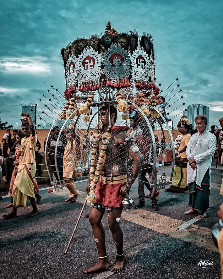 Thaipusam - Lễ hội xỏ khuyên ở Singapore: Lễ hội Hindu được tổ chức vào ngày trăng tròn tháng 1 hoặc tháng 2 hàng năm để thể hiện lòng kính trọng của người Tamil dành riêng cho Chúa Murugan - vị thần chiến tranh.