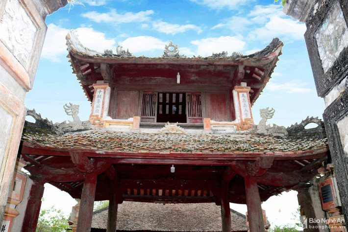 Theo các tài liệu, nghi môn đền Cả là nơi các vị chức sắc hương hào, trưởng lão nghỉ ngơi và tịnh túc trước khi vào đền tế thần và là nơi hát xướng, diễn tuồng khi có lễ hội, nên dân gian thường gọi là lầu ca vũ. Trong ảnh: Mặt trước nghi môn - lầu ca vũ. Ảnh: Huy Thư