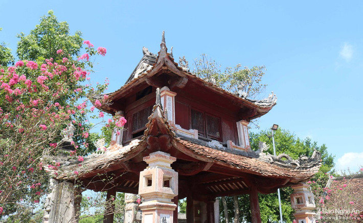 Từ ngoài đi vào, nghi môn là công trình thứ 2, đứng sau tam quan. Nghi môn đền Cả uy nghi tráng lệ kiểu lầu gác cung đình. Đây là một ngôi nhà có 4 cột (vuông), 2 tầng, 8 mái với các đầu đao cong vút. Ảnh: Huy Thư