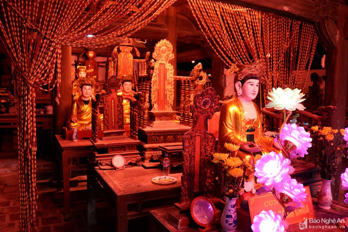 Sau nhiều thế kỷ tồn tại, đền Cả không chỉ là nơi sinh hoạt văn hóa tâm linh, thể hiện truyền thống "Uống nước nhớ nguồn" của người dân địa phương, mà còn là chứng tích của nhiều sự kiện lịch sử. Trong phong trào Cần Vương chống Pháp, khu vực đền Cả là cơ sở hoạt động của nghĩa quân Nguyễn Xuân Ôn, Lê Doãn Nhã. Đây cũng là cơ sở hoạt động bí mật của các chiến sỹ cách mạng và là địa điểm cất giấu vũ khí, lương thực của quân ta trong thời kỳ kháng chiến chống Mỹ. Đền Cả đã được công nhận là Di tích Lịch sử - Văn hóa cấp Quốc gia năm 2012. Ảnh: Huy Thư