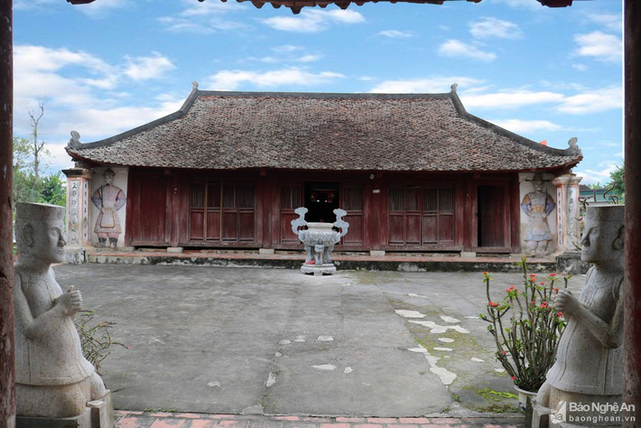 Sau những lần trùng tu, tôn tạo, đền Cả dường như vẫn lưu giữ được vẻ đẹp kiến trúc cổ kính nguyên sơ. Trong ảnh: Nhà hạ điện của đền Cả. Ảnh: Huy Thư