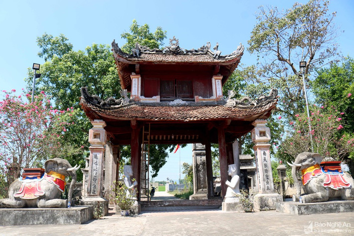 Tương truyền, đền Cả được khởi dựng từ đời Lý, trùng tu, mở rộng vào thời hậu Lê để thờ Uy minh vương Lý Nhật Quang và các vị phúc thần, danh tướng, những người có công “bảo quốc hộ dân”. Đền Cả có nhiều hạng mục như tam quan, nghi môn, tả vu, hữu vu, bái đường, thượng điện. Trong đó nghi môn là công trình độc đáo nhất. Ảnh: Huy Thư