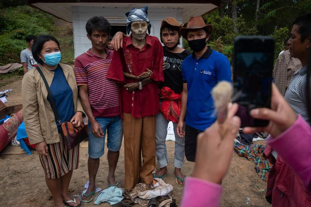 Eric Crystal Rante Allo, một người Toraja, từng nói với tờ Sydney Morning Herald: “Người Toraja tin rằng linh hồn của người chết đang tồn tại giữa chúng ta, những người đang sống. Họ đang tìm kiếm chúng ta và ban phước cho chúng ta. Đó là lý do trước khi nghi lễ chôn cất được thực hiện, những người mới qua đời được gọi là "makula", hoặc người mới ốm dậy, chưa chết. Người dân Toraja rất tôn trọng người đã khuất”. Ảnh: Shutterstock.
