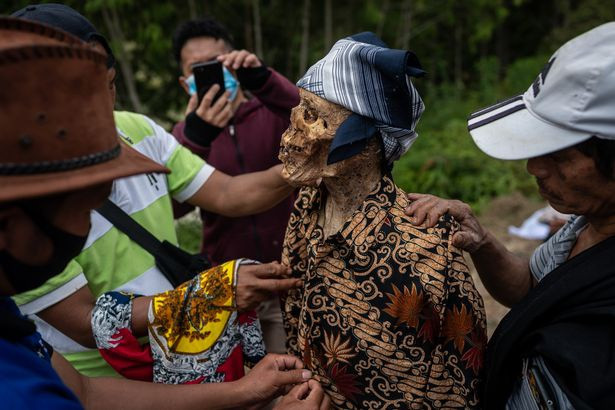 Cộng đồng Toraja có khoảng một triệu người, đa số theo đạo Cơ Đốc nhưng họ vẫn giữ nhiều nghi lễ và tín ngưỡng vật linh. Người Toraja có nhiều nghi lễ phức tạp dành cho người thân đã qua đời. Những người đã khuất được ướp xác bằng giấm chua và lá trà. Ngày nay, các gia đình thường tiêm dung dịch formaldehyde vào tử thi. Ảnh: PA.