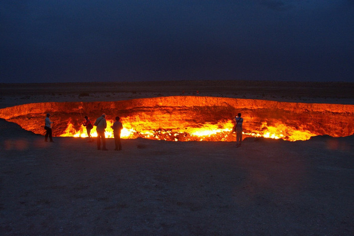 Cổng Địa Ngục (Turkmenistan, Trung Á): Bởi sự vô ý của con người, một cánh cổng địa ngục được tạo ra và âm ỉ cháy gần 50 năm qua giữa sa mạc rộng lớn. "Cổng âm phủ" này được tạo ra do sai lầm trong quá trình thăm dò địa chất năm 1971. Một giàn khoan đã vô tình đâm vào hang khí tự nhiên khổng lồ dưới lòng đất. Tuy không để lại thương vong về người, toàn bộ phần mặt đất dưới mũi khoan nhanh chóng đổ sụp xuống và tạo thành hố khổng lồ có đường kính khoảng 70 m.