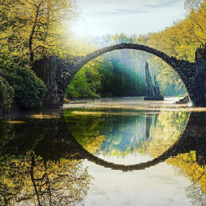 Cầu Quỷ (Đức): Cầu Quỷ hay còn gọi là cầu Rakotzbrucke, tọa lạc ở miền Đông nước Đức. Ra đời vào thế kỷ 19, công trình được mệnh danh là một trong những cây cầu đẹp và kỳ bí nhất trên thế giới. Nó gây ấn tượng bởi lối kiến trúc vòm độc đáo. Điểm đặc biệt là khi phản chiếu lên mặt hồ, cầu Quỷ tạo thành vòng tròn kỳ ảo. Tuy nhiên, du khách chỉ có thể ngắm và không được đi qua để tránh làm hỏng cầu.