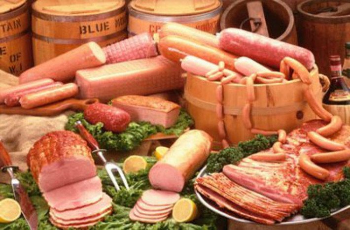 Các nhà khoa học Thụy Điển đã chỉ ra rằng, nếu thường xuyên ăn thịt chế biến sẵn như: thịt xông khói, xúc xích, xúc xích xông khói sẽ làm tăng cao nguy cơ ung thư dạ dày.