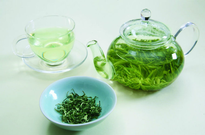 Giải rượu bằng trà xanh. Nhiều người cho rằng có thể giải rượu bằng uống trà xanh. Nhưng trên thực tế việc kết hợp trà xanh với rượu sẽ gây tổn hại đến sức khỏe, gây ra viêm dạ dày.
