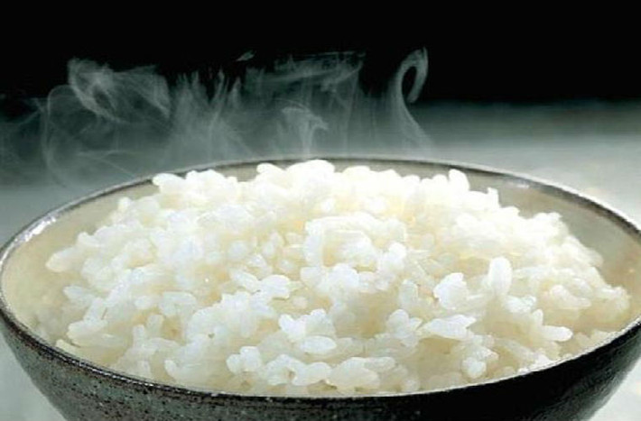 Thành phần chủ yếu của cơm là tinh bột, khi tinh bột được làm nóng đến 60 độ C trở lên sẽ dần dần nở ra cuối cùng biến thành dạng bột hồ, quá trình này gọi là “hồ hóa”, sẽ ảnh hưởng đáng kể đến tiêu hóa. Do đó, thường xuyên ăn cơm nguội hâm nóng lại sẽ dễ dẫn đến khó tiêu hóa, lâu dài dễ gây ung thư dạ dày.