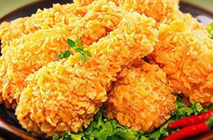 Những thực phẩm ăn nhanh chiên ngập mỡ thường giòn hoặc cứng, nên khi nhai chưa kĩ đã nuốt sẽ làm ảnh hưởng đến niêm mạc dạ dày, có thể gây xước hoặc tổn thương đến niêm mạc dạ dày.