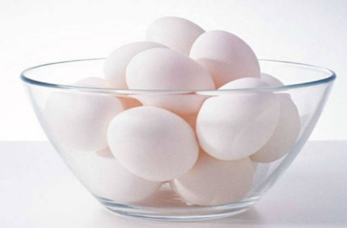 Ăn 1 quả trứng sẽ không làm tăng cholesterol, trứng có chứa một số lượng nhất định cholesterol, nhưng các thành phần trong trứng còn giúp làm giảm cholesterol. Chỉ cần chắc chắn mỗi ngày ăn 1 quả bạn không lo tăng nguy cơ bệnh tim