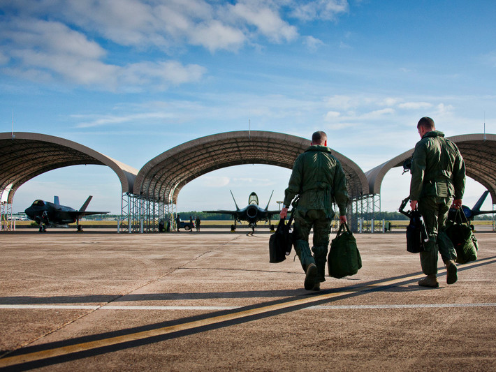 Ngoài ra, một loạt các chiến đấu cơ thế hệ trước như F-15, F/A-18 và Eurofighter Typhoon cũng được người Đức"để ý tới" trong quá trình nâng cấp lực lượng lần này. Nguồn ảnh: Wall.