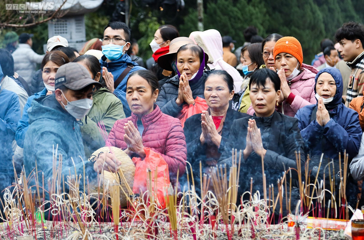 Người dân đến với chùa Hương với lòng thành kính, ước mong một năm đủ đầy và sung túc.