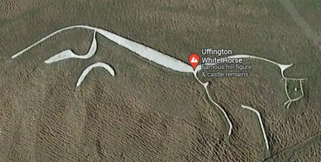 5. Bí ẩn ngựa trắng Uffington: Hình vẽ bằng đá 3.000 năm tuổi ở Anh, từng gây tranh cãi là rồng hay ngựa, liên quan đến truyền thuyết thánh George. (Ảnh:Google Earth)