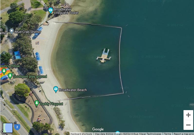 4. "Người đàn ông" giữa biển Australia: Thực chất là phao công viên nước Southport, bị hiểu nhầm thành xác chết do góc chụp vệ tinh. (Ảnh:Google Earth)