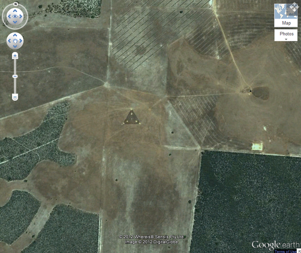 9. UFO hình tam giác tại Australia: Nghi vấn là máy bay do thám TR-3B của Mỹ, dù giới khoa học bác bỏ và cho rằng đây là trò lừa. (Ảnh: Google Earth)