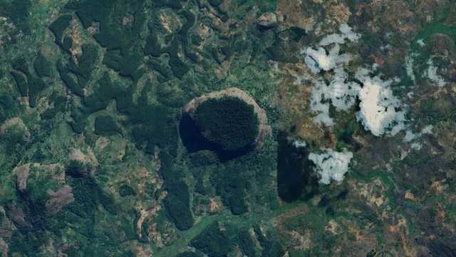 2. Khu rừng "mất tích" trên núi Lico: Tiến sĩ Julian Bayliss dùng Google Earth phát hiện rừng nguyên sinh ở Mozambique, nơi ẩn chứa nhiều loài động thực vật chưa từng được biết đến. (Ảnh: Google Earth)