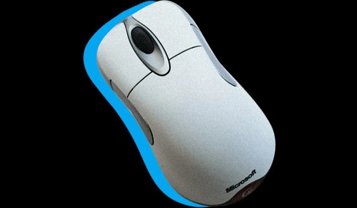 6. IntelliMouse: Ra mắt năm 1999, đổi mới chuột máy tính bằng công nghệ quang học, thay thế chuột bi lăn đầy phiền toái.(Ảnh:The Verge)