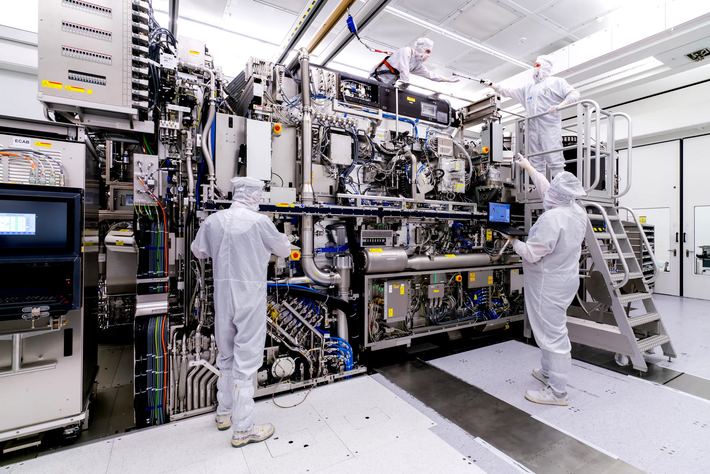 Độ chính xác cực cao cho phép in các chi tiết nhỏ tới 8nm, giúp tạo ra các chip hiện đại với hàng trăm tỷ transistor. (Ảnh: WIRED)