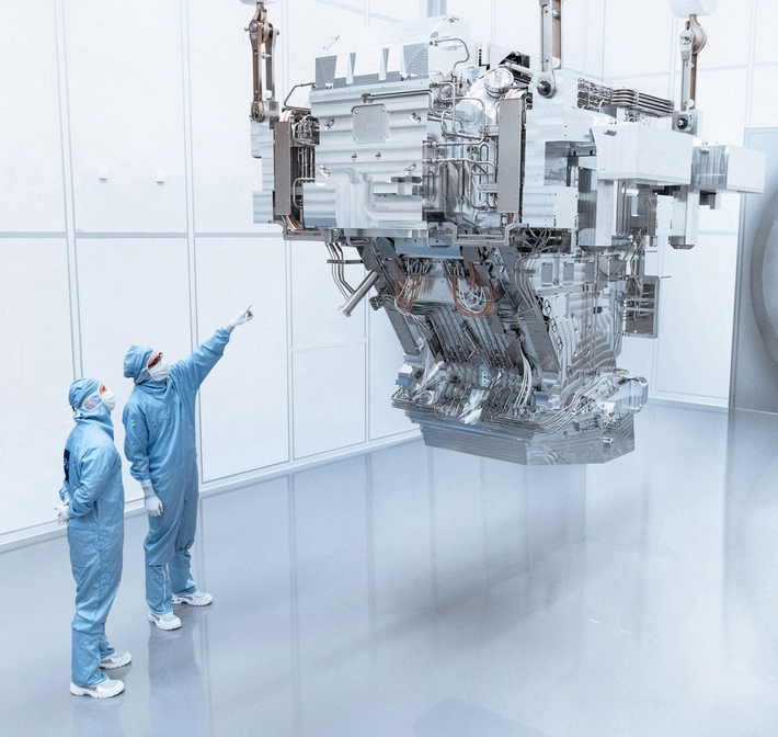 Cỗ máy mới nhất của ASML nặng 150 tấn và có giá khoảng 350 triệu USD, là thiết bị tiên tiến nhất trong ngành sản xuất chip. (Ảnh: Người đưa tin)