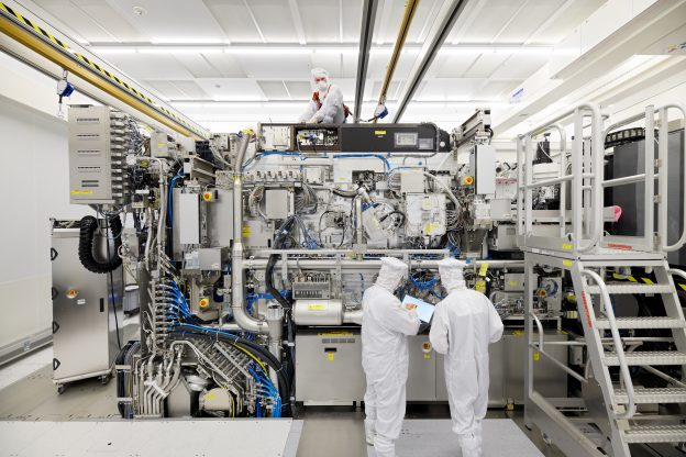 ASML đang nghiên cứu thế hệ tiếp theo có khẩu độ gương lớn hơn (hyper-NA) để in chi tiết nhỏ hơn nữa, dù chi phí và kích thước máy sẽ tăng vọt.(Ảnh: TrendForce)
